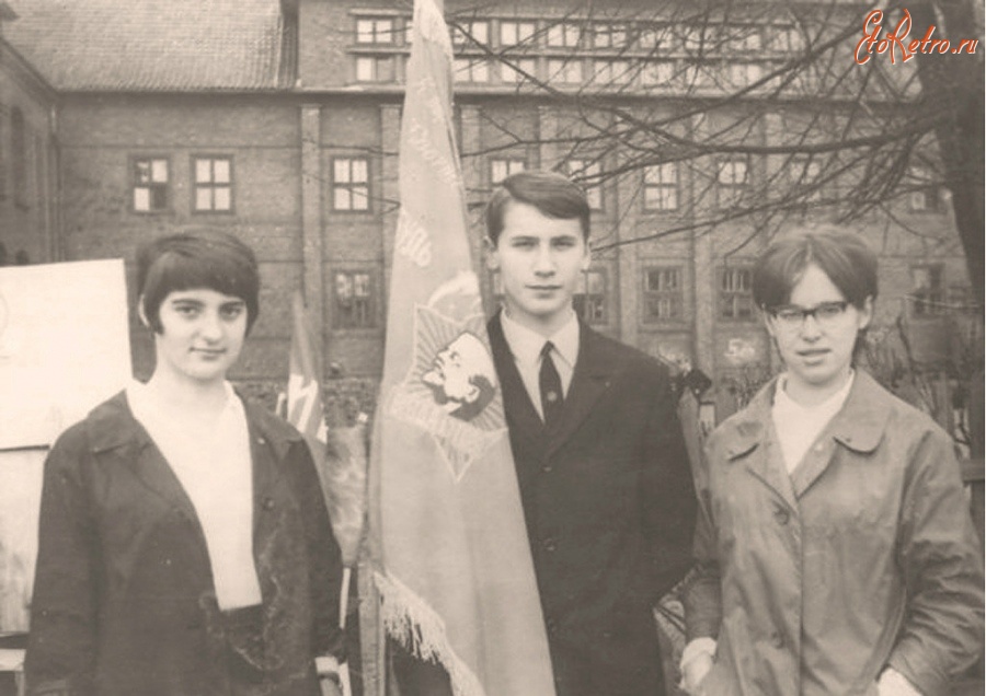 Гвардейск - Старшеклассники со знаменем школы 1 мая