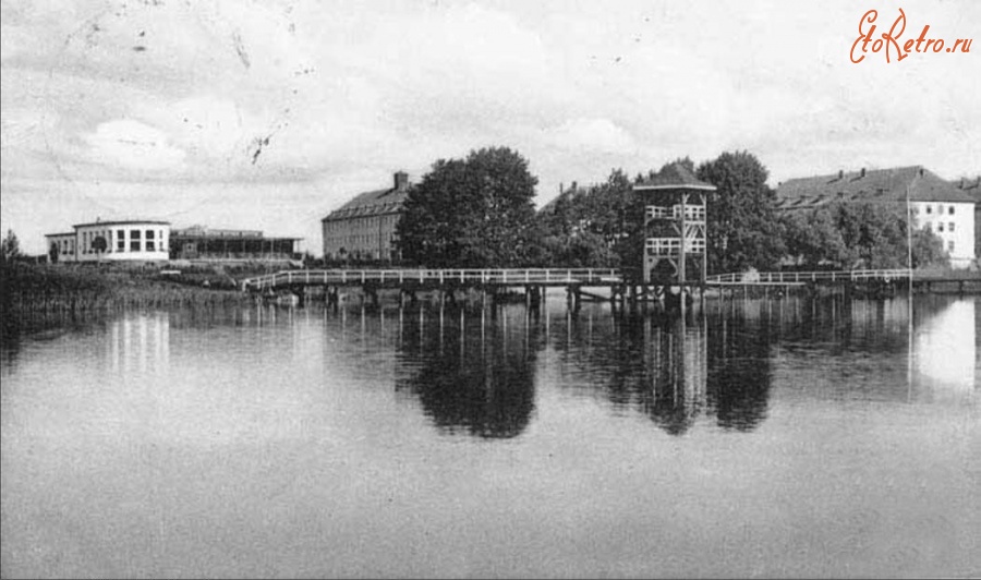 Багратионовск - Preussisch Eylau, Warschkeiter See mit ''Haus am See'' und Badeanstalt im Hintergrund Kasernen