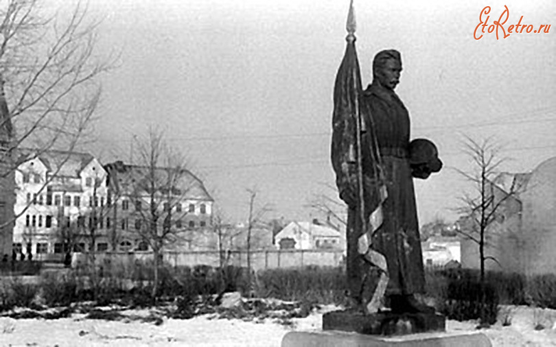 Озерск - Озёрск. Мемориал на братской могиле. Фигура стоящего воина со знаменем.