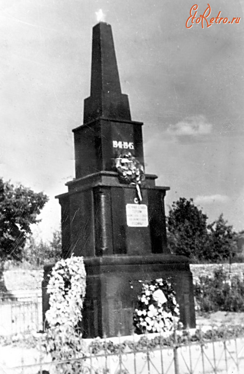 Нестеров - Нестеров. Первый, послевоенный, памятник на братской могиле павших воинов.
