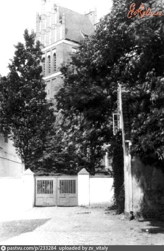 Правдинск - Allenstein, der Kirchturm gesehen zwischen den beiden Pfarrhaeusern 1925—1945, Россия, Калининградская область, Правдинск