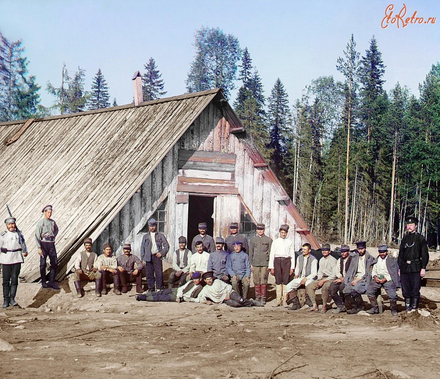 Республика Карелия - Военнопленные австрийцы у барака, Карелия, 1915