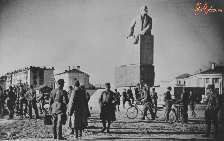 Петрозаводск - Финские солдаты у памятника Ленину на площади Ленина в оккупированном Петрозаводске.