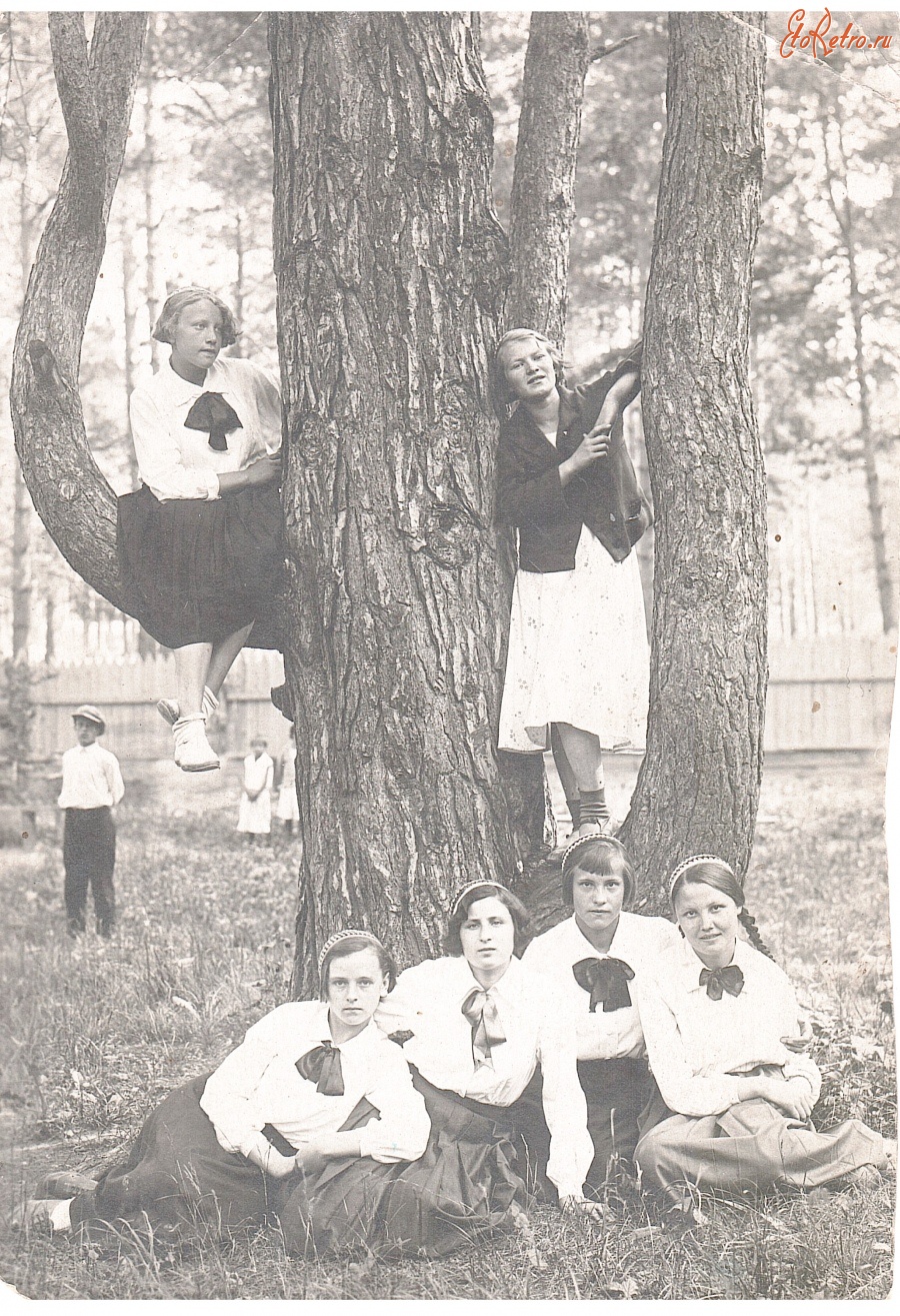 Гурьевск - Гурьевск, 1936 г. Группа девушек в саду