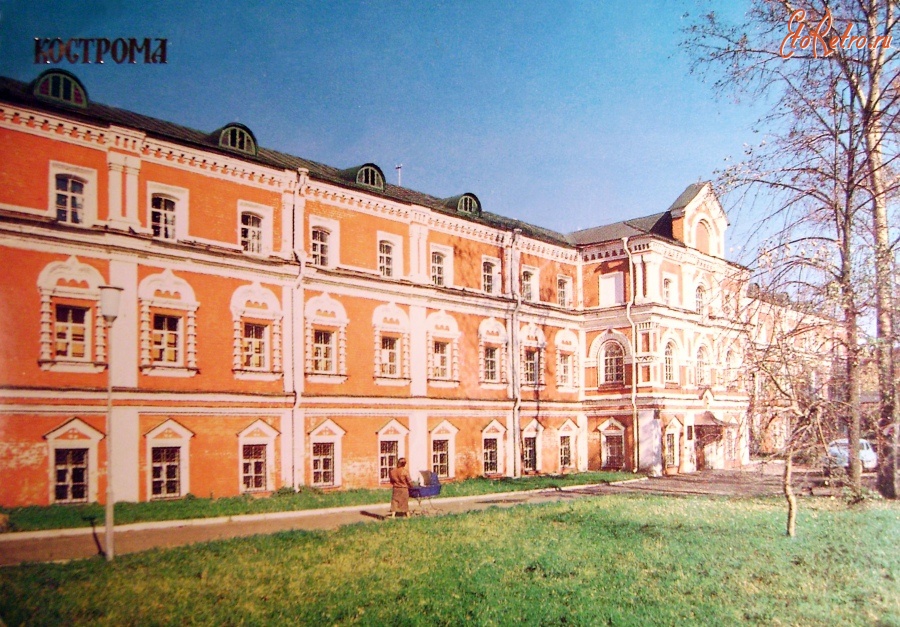 Кострома - Здание Выставочного зала на уллице Симановского в бывшей трапезной Богоявленского монастыря 1989