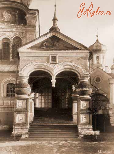 Кострома - Крыльцо Троицкого собора.