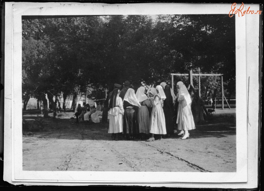 Краснодар - Сёстры милосердия на территории больницы в Екатеринодаре