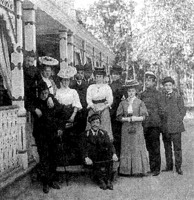 Шадринск - Компания шадринцев в городском саду. 1908 год.