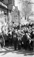 Луга - Ликующие жители на улице колхоза «Новый путь» Лужского района