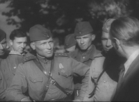 Пушкинские Горы - 1944 год. Военные у могилы Пушкина (кадр кинохроники)