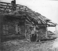 Саратовская область - Разваливающийся дом с соломенной крышей