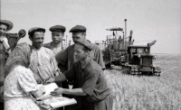 Саратовская область - Выдача зарплаты в поле