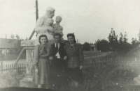 Энгельс - Скульптура И.В.Сталина с детьми