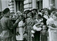 Разное - Жители одного из городов, занятого немецкими войсками, слушают распоряжение коменданта