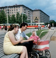 Разное - Семья в сквере на Ленинском проспекте.