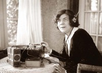 Разное - Женщина у радиоприемника