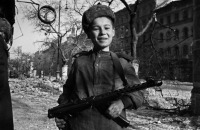 Разное - Сын полка с пистолетом-пулеметом Судаева (ППС-43)