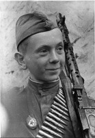 Разное - Гвардии ефрейтор Н.Н.Леонтьев с  трофейным пулеметом MG -34