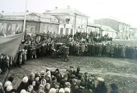 Маркс - Митинг на площади по случаю выпуска трактора 