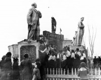 Калининск - Памятники вождям на площади