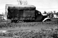 Ретро автомобили - Немецкий грузовик, увязший в грязи