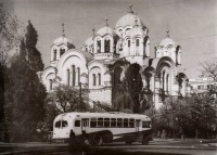 Ретро автомобили - Старый троллейбус МТБ-82 около Владимировского собора, Киев, 1962