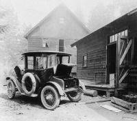 Ретро автомобили - Зарядка электромобиля. США, 1905 г.