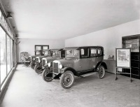 Ретро автомобили - Выставочный зал компании по продаже автомобилей.