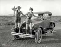 Ретро автомобили - Девушки и автомобиль