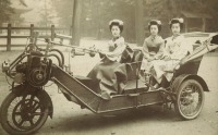 Ретро автомобили - Японские дамы на трехколесном автомобиле