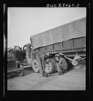 Ретро автомобили - Осмотр грузовиков Армии США где-то в Персидском коридоре