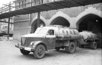 Ретро автомобили - ГАЗ-51А с прицепом выезжает из ворот Бадаевского пивзавода