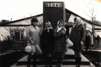 Горнозаводск - Сахалинские девчата перед ДК 