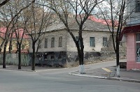 Луганск - ул.Ленина.Дом стоит одноэтажный.
