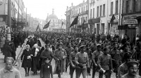 Луганск - 5 июля 1916 г. или 5 июля 1917 г.началась на заводе  Гартмана забастовка.