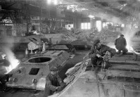 Россия - Рабочие за сборкой танков на Горьковском заводе, возглавляемом директором Рубинчиком