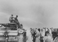 Россия - Немецкий командирский танк Pz.Bfw.III проезжает мимо группы советских мирных жителей. 1941 г.