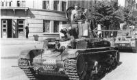 Винница - Винница Словацие танки возле здания библиотеки