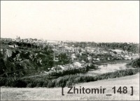 Житомир - Это вид города Житомира с правого берега реки Тетерев. Внизу на реке виден Островок, за ним на левом берегу - Павликовка. На левом берегу хорошо видна труба старой водокачки.