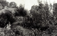Житомир - Н.Скорульська в саду.