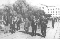 Житомир - Після зборів літератори поклали квіти біля  обеліска Вічної Слави.
