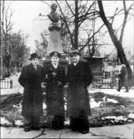 Житомир - У памятника А.С.Пушкину   на улице Сталина.