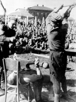 Сычевка - Военнопленные выступают с цирковым номером в лагере для советских военнопленных в районе  Сычевки