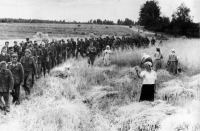 Украина - Женщина показывает кукиш немецким военнопленным, которых ведут советские конвоиры