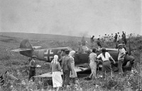 Украина - У сбитого немецкого самолёта. 1944 г. Украина.
