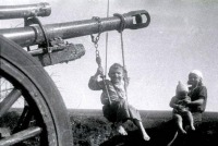  - 1944 г. Качели на стволе брошенного орудия, Украина.