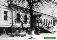 Невинномысск - В этом здании в начале ХХ в. жил купец Баранов, владелец паровой мельницы. До 1985 г. в нём находилась центральная городская почта. Здание было расположено по ул. Энгельса 55 и до наших дней не сохранилось