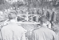 Тверская область - Боевые товарищи у могилы погибшего в бою Кизима Алиева