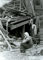 Ржев - Женщина у своего дома, разрушенного в результате боев под Ржевом