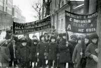 Москва - Воспитанники детских садов на антирелигиозной демонстрации